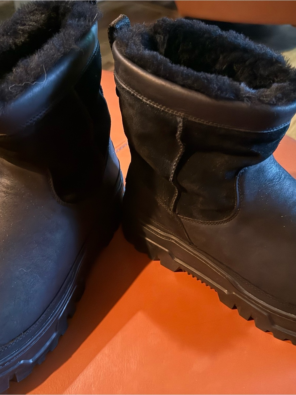 UGG Men’s Size 10 Black Shearling-Lined Boot
